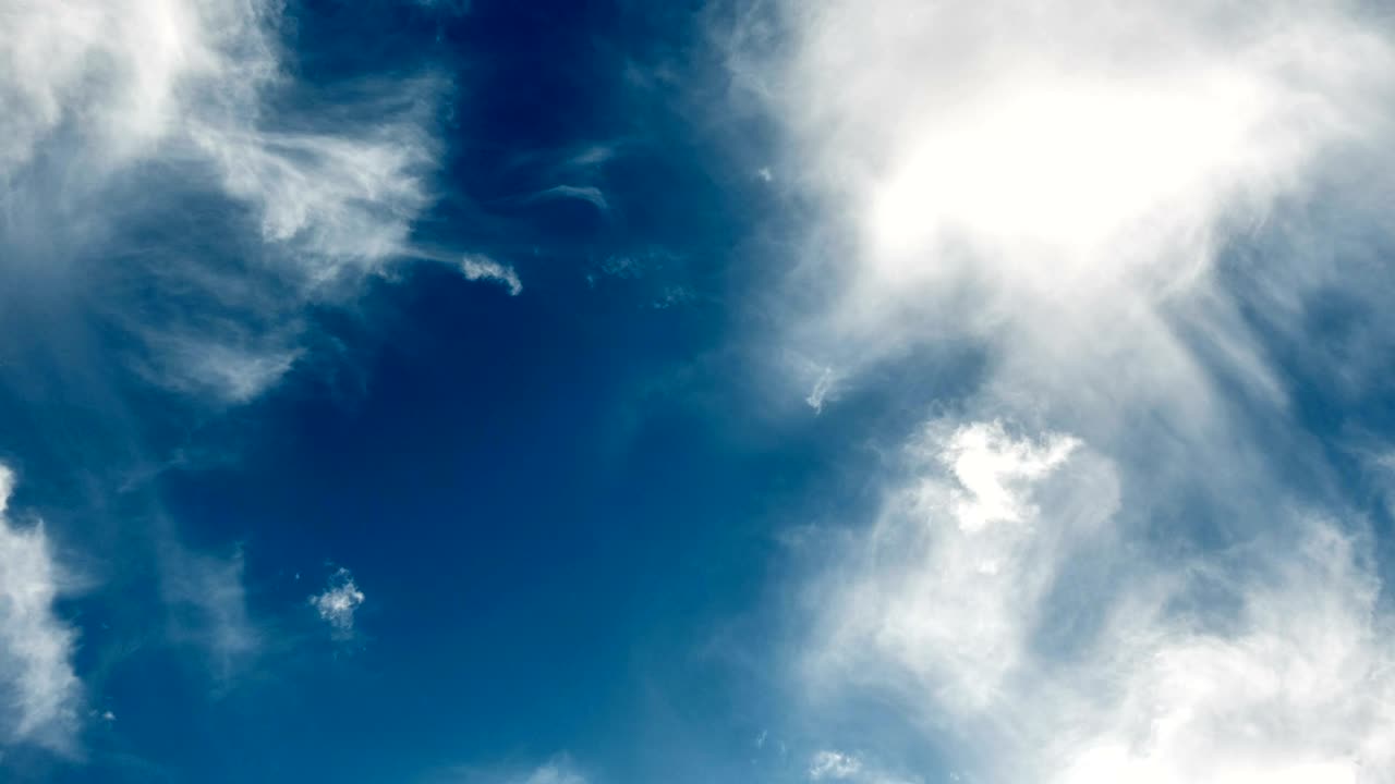 은 날 푸른 하늘에서 비행기 비행. 루프 비디오, 타임 스