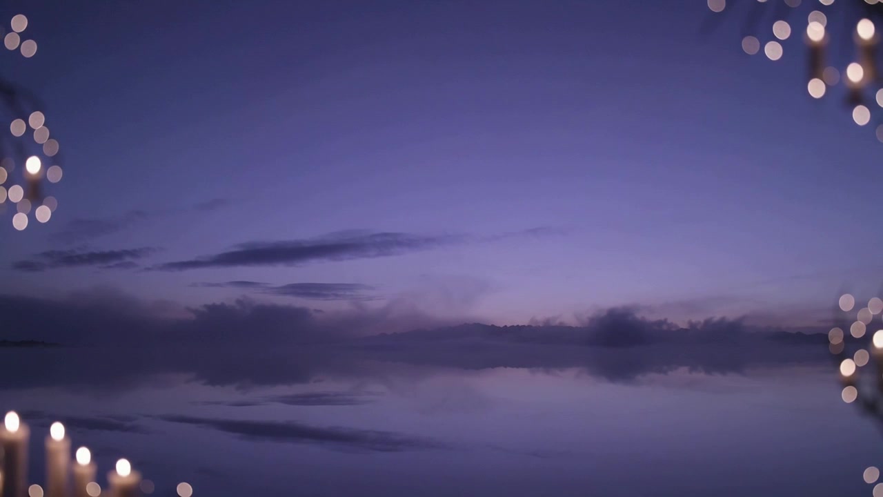 Paesaggio sereno al crepuscolo con luci fatate bokeh