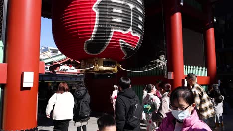 visitors passing under the kaminarimon gate