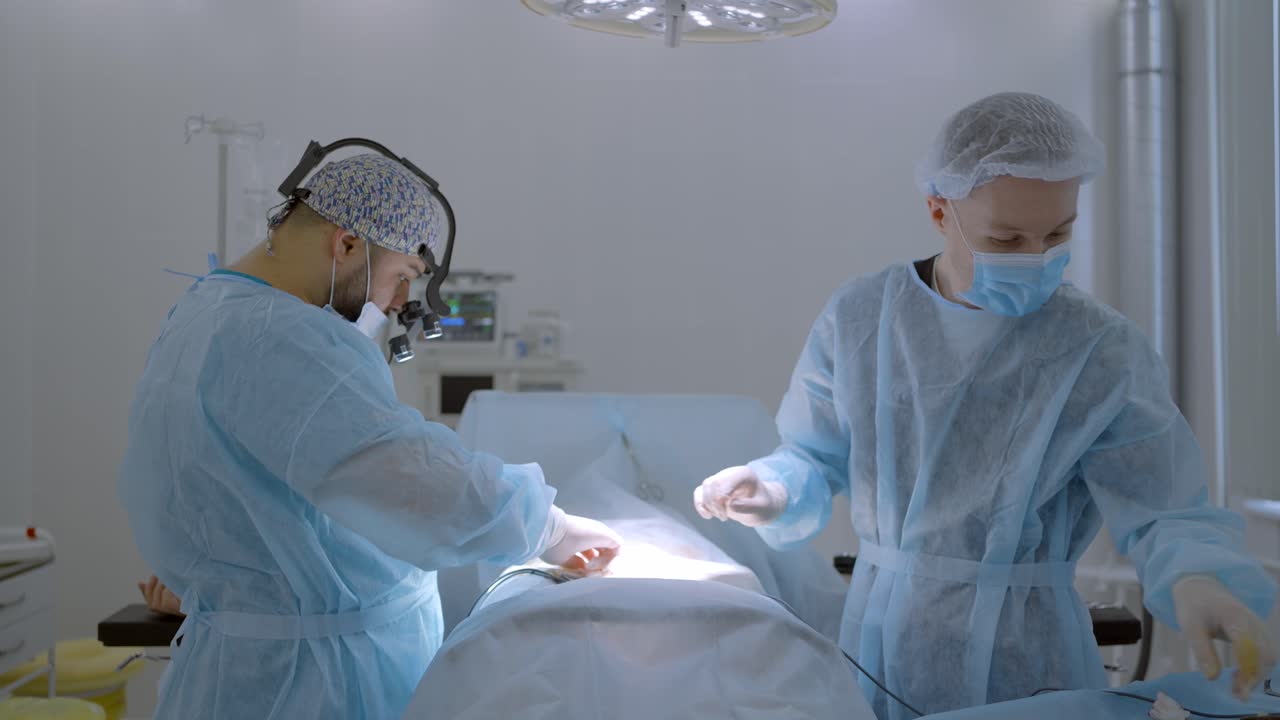 procedimiento quirúrgico en una sala de operaciones