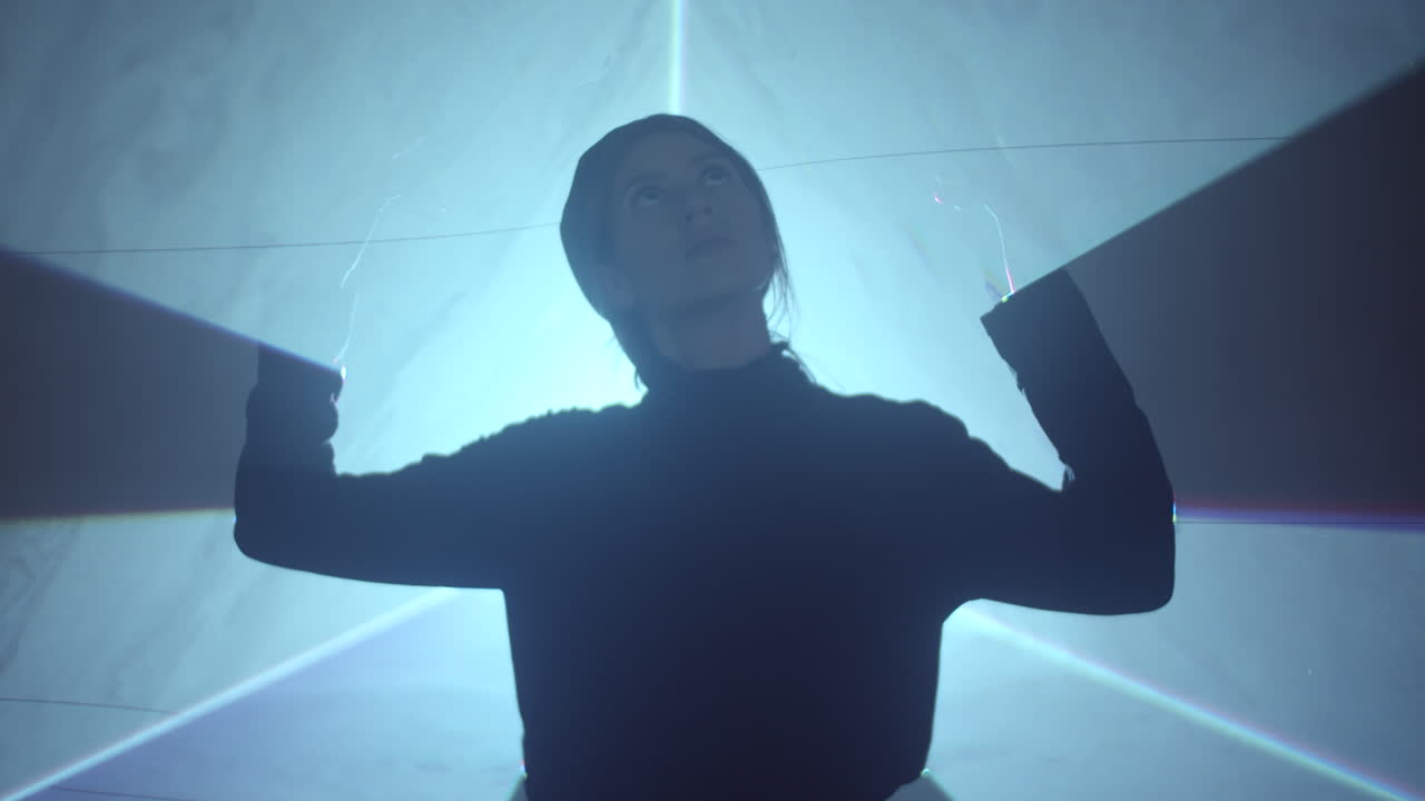 silueta de una mujer en un túnel láser