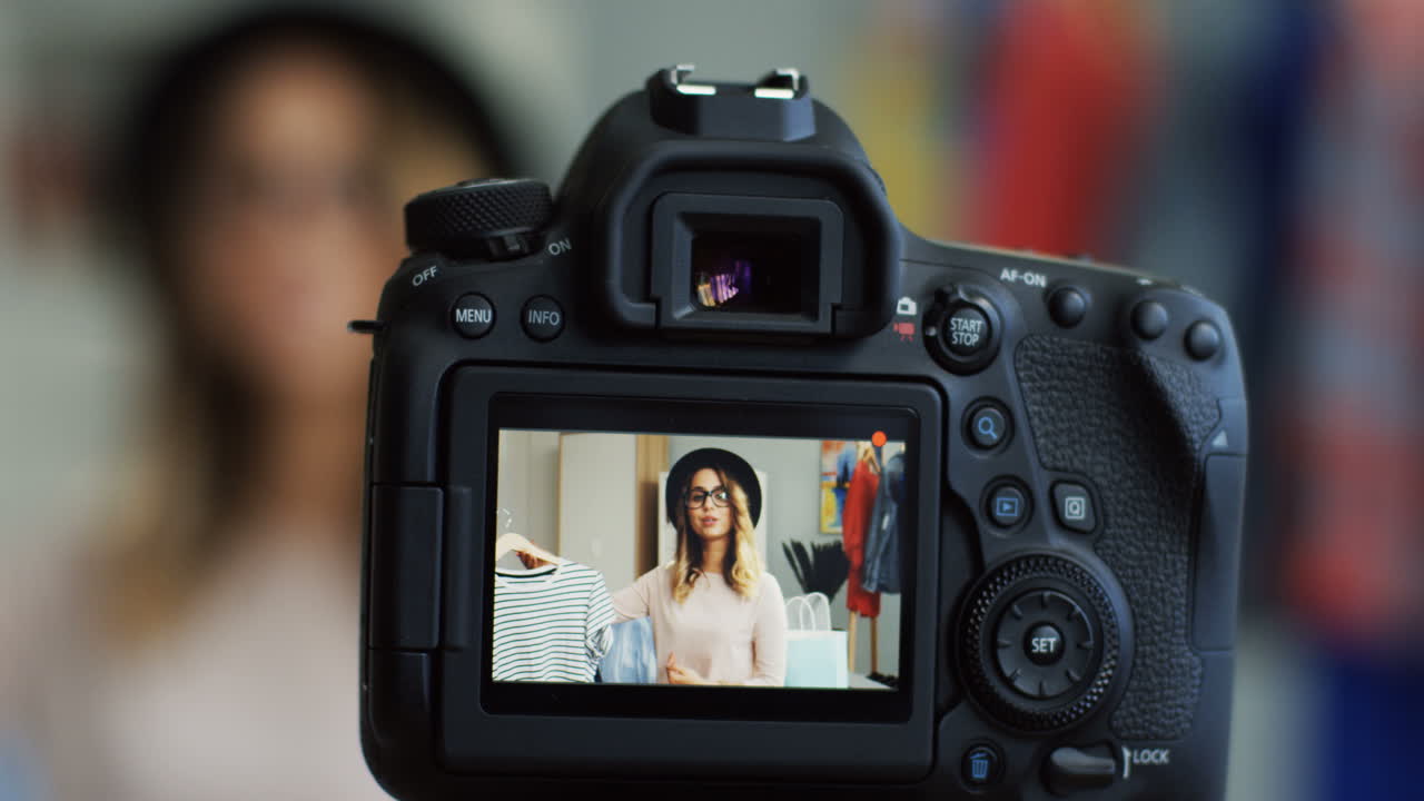 primer plano de la pantalla de la cámara en la que un joven bloguero de moda habla de ropa