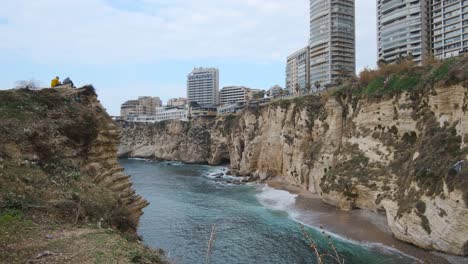 Torres-De-Beirut-Cerca-De-Las-Rocas-De-Al-Rouche-En-Beirut,-Líbano-Durante-El-Día