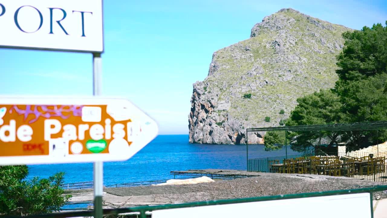 산과 레스토랑이 있는 해안 전망