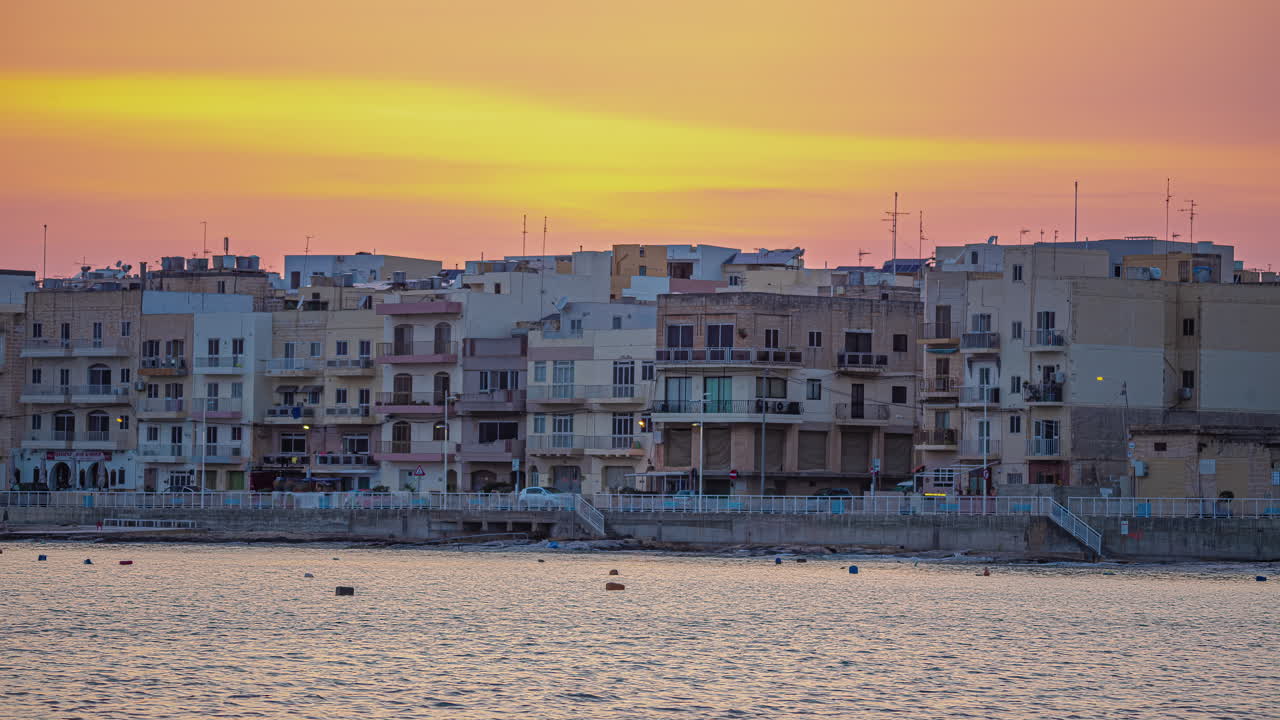 puesta de sol sobre la costa de gzira en la región central de malta
