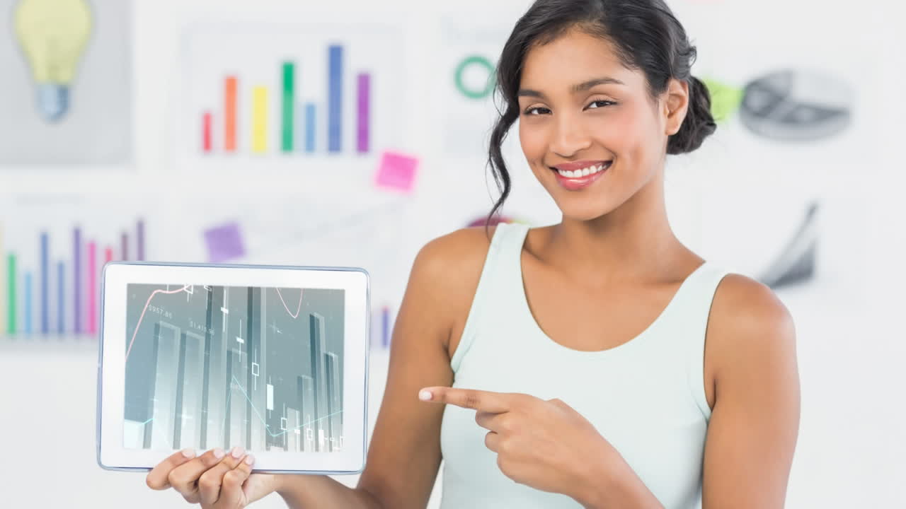 señalando una tableta con animación de datos financieros, mujer sonriendo en la oficina