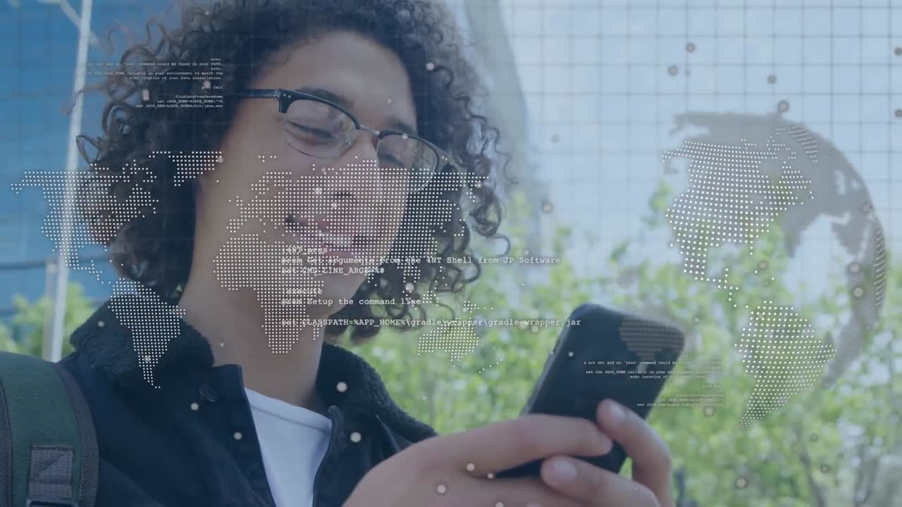 animación del procesamiento de datos sobre un hombre de negocios biracial que usa un teléfono inteligente