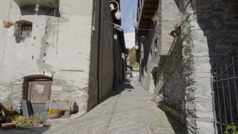 A-street-view-of-the-Typical-Alpine-houses-in-Rhêmes-Notre-Dame-in-the-Aosta-Valley,-Itally