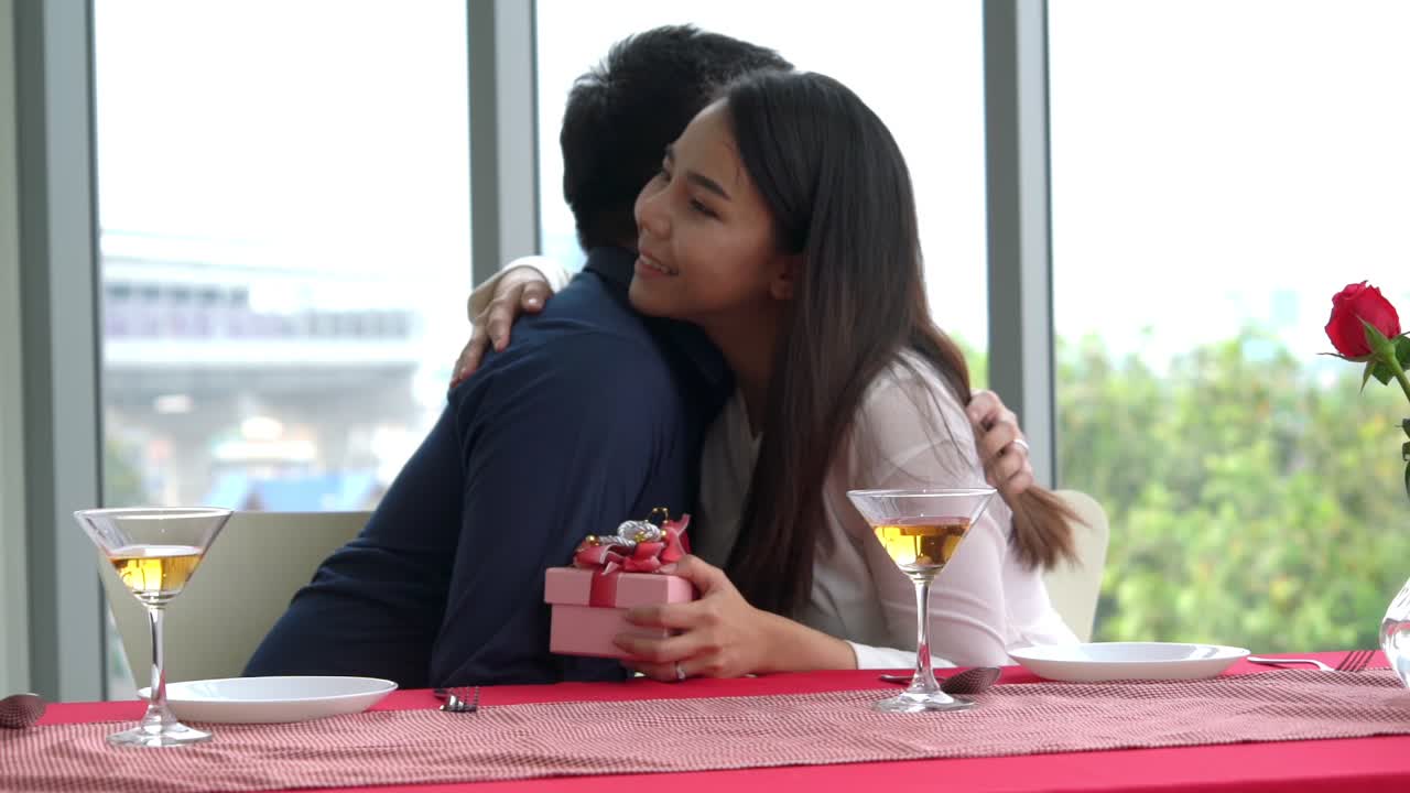로맨틱 한 커플 이 레스토랑 에서 연인 에게 선물 을 주는 것