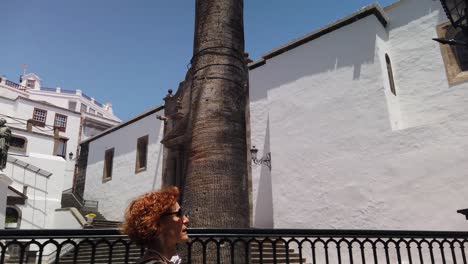 Una-Mujer-Pelirroja-Caminando-En-Un-Pueblo-Típico-De-Las-Islas-Canarias