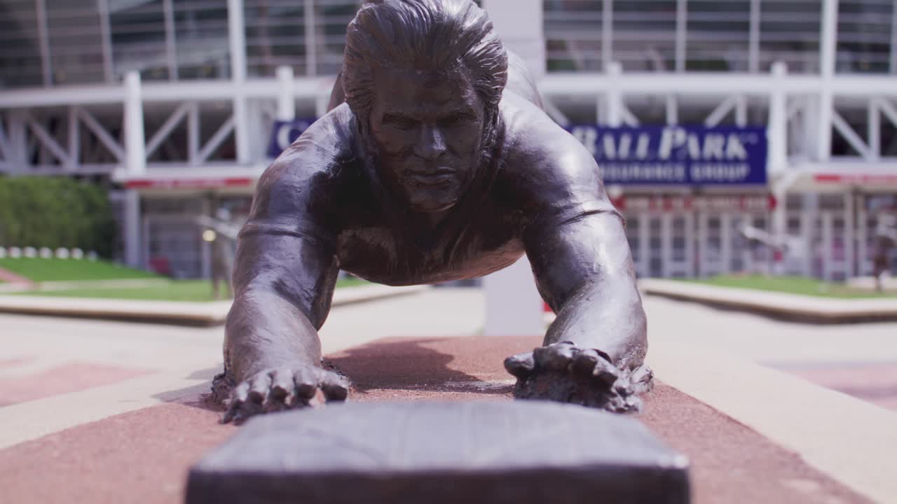 Cincinnati Reds Pete Rose Statue pull focus from face to base