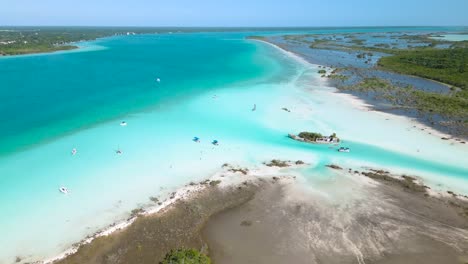 Lago-Laguna-De-Siete-Colores-En-Mexico-Metraje-Aereo-De-Bacalar