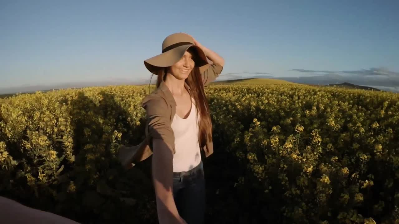 pareja cogida de las manos mientras corre en el campo