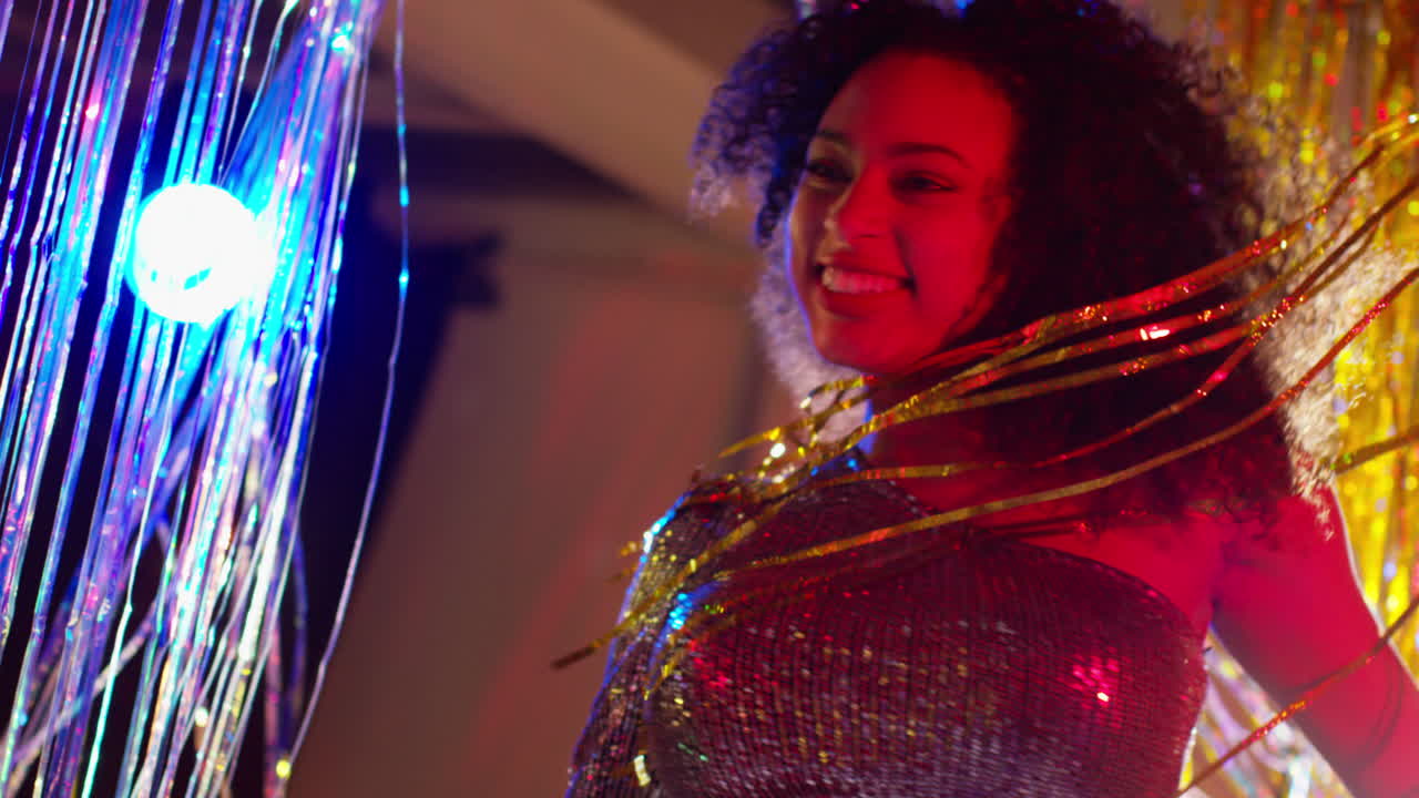 primer plano de una mujer en un bar nocturno o discoteca bailando con luces brillantes 15