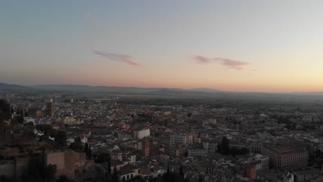 Granada-Por-La-Tarde-España-Andalucía-Drone-Vista-De-Granada-Por-La-Tarde-Con-Algunas-Vistas-Al-Centro-De-La-Ciudad