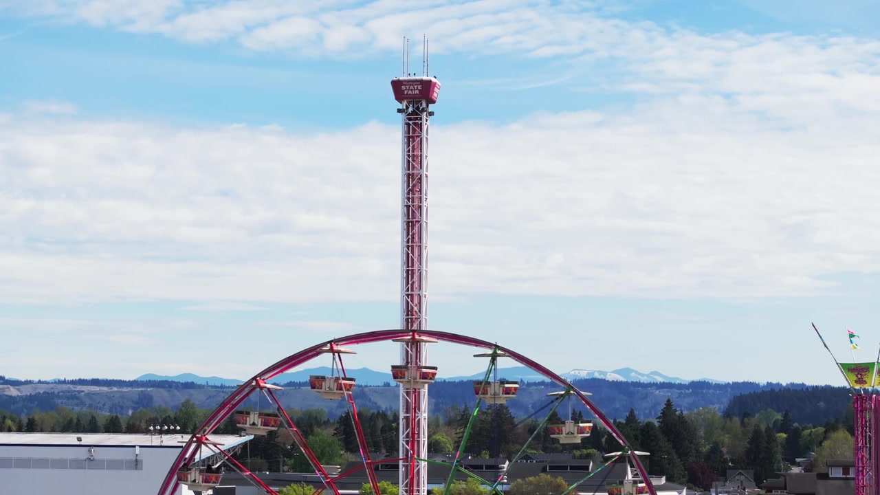 Torre a caduta libera e ruota panoramica di giorno alla Fiera dello Stato di Washington a Puyallup. Inquadratura statica elevata