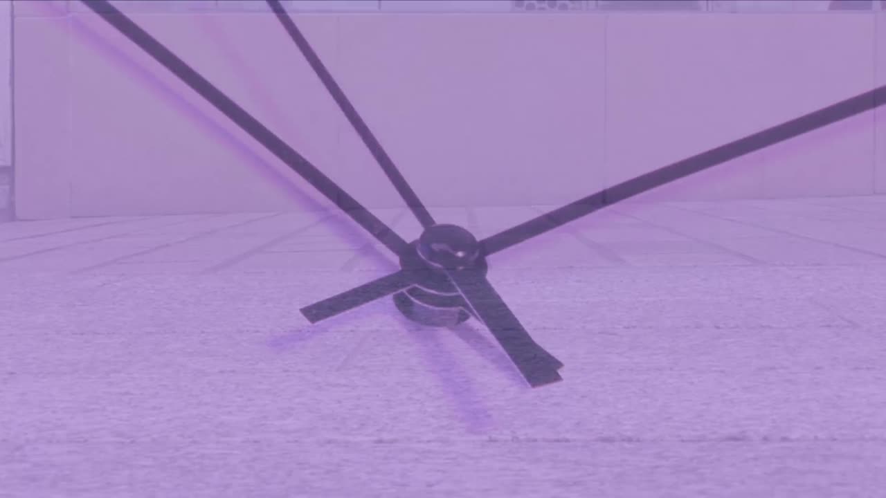 거리 에서  ⁇ 고 있는 사람 들 의 타임  ⁇ 스 에 대항 한 시계 의 클로즈업 의 복합 영상