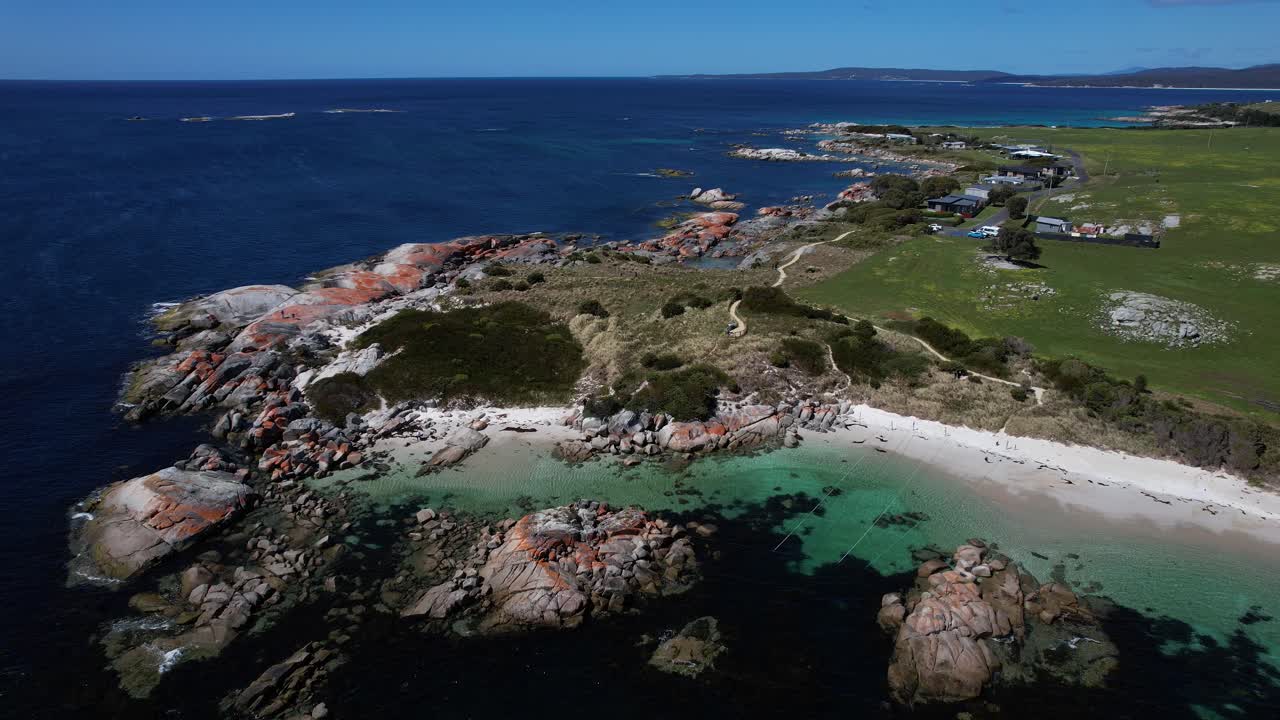 The Gardens: National Whale Trail e Koala Rock; atração turística Bay Of Fires na Tasmânia, Austrália: tomada com drone