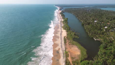 Großer-See-Neben-Einem-Wunderschönen-Strand,-Umgeben-Von-Kokospalmen-Und-Dem-Meer-Des-Indischen-Ozeans---Kerala,-Varkala,-Indien