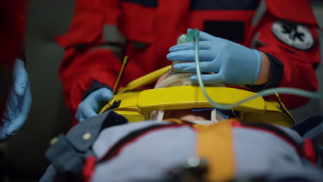 Equipo-De-Paramédicos-Que-Brindan-Primeros-Auxilios-A-Un-Paciente-Herido-En-Una-Ambulancia.