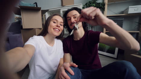 una pareja feliz se muda a un nuevo hogar.