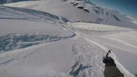 Point-of-View-Video-Eines-Mannes,-Der-Abseits-Der-Piste-Einen-Berg-Im-Tiefschnee-über-Den-Wolken-Hinunterfährt