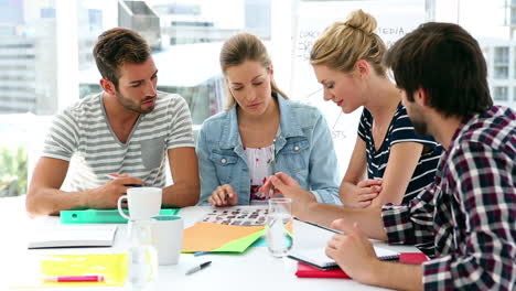 Equipo-De-Diseñadores-Teniendo-Una-Reunión