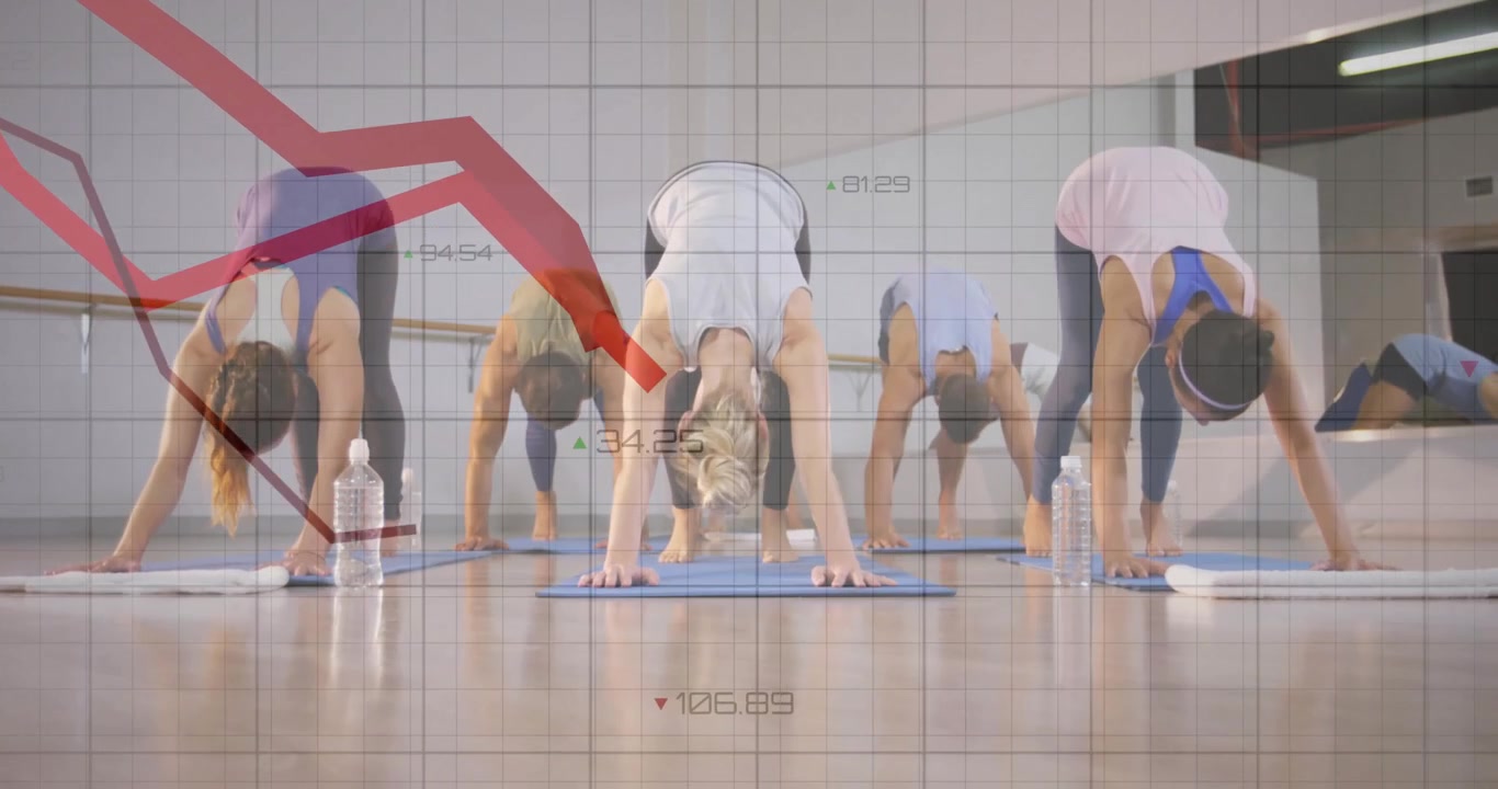 Voz guiando a un grupo de fitness en el gimnasio, realizando posturas de ciclismo, plancha y perro, con un gráfico animado que rastrea la intensidad.