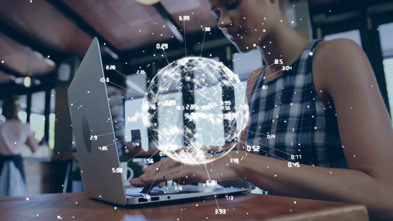 animación de procesamiento de datos y globo sobre mujer biracial usando computadora portátil