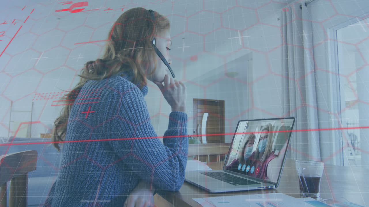 animación de una red de hexágonos sobre una mujer usando una computadora portátil en una videollamada