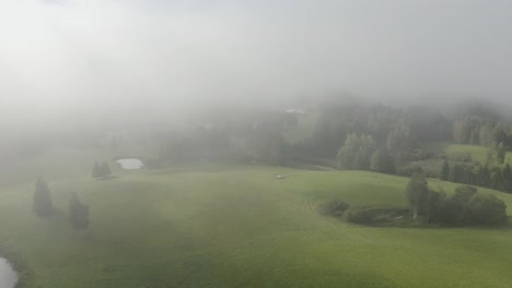 Morgens-Durch-Die-Wolken-Fliegen.-Landschaftsantenne