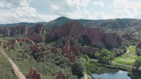 Campo-De-Golf-De-Punta-De-Flecha-En-Littleton-Colorado-Con-Césped-Verde,-Rocas-Rojas-Y-Cielos-Azules