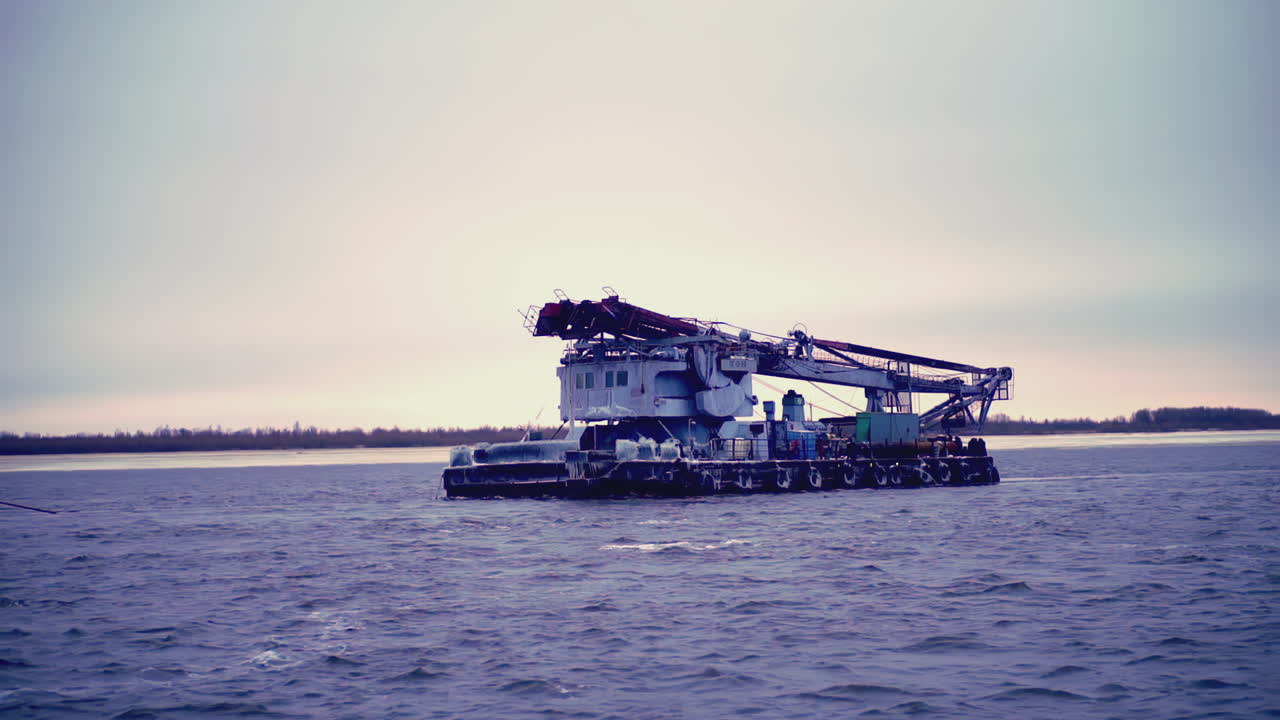 얼어붙은 강에서 빙하를 깨는 배