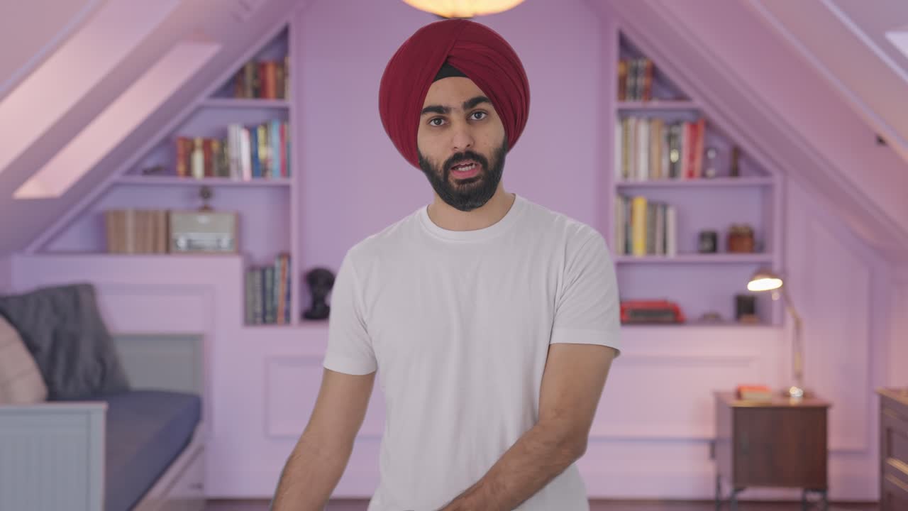 hombre indio sikh enojado gritando a alguien