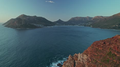 Pico-De-Chapman-Junto-A-La-Bahía-De-Hout-Durante-La-Puesta-De-Sol-En-La-Península-Del-Cabo,-Ciudad-Del-Cabo,-Sudáfrica