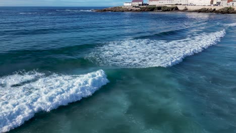 Corriendo-Olas-Espumosas-En-La-Costa-De-Playa-De-Caion-En-Galicia,-España