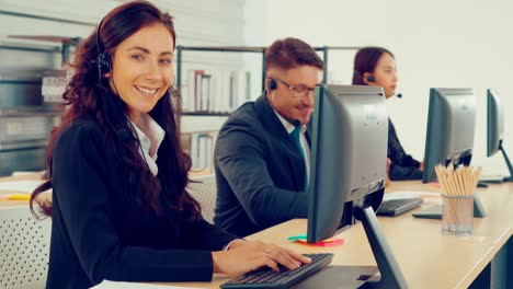 Gente-De-Negocios-Con-Auriculares-Trabajando-En-La-Oficina