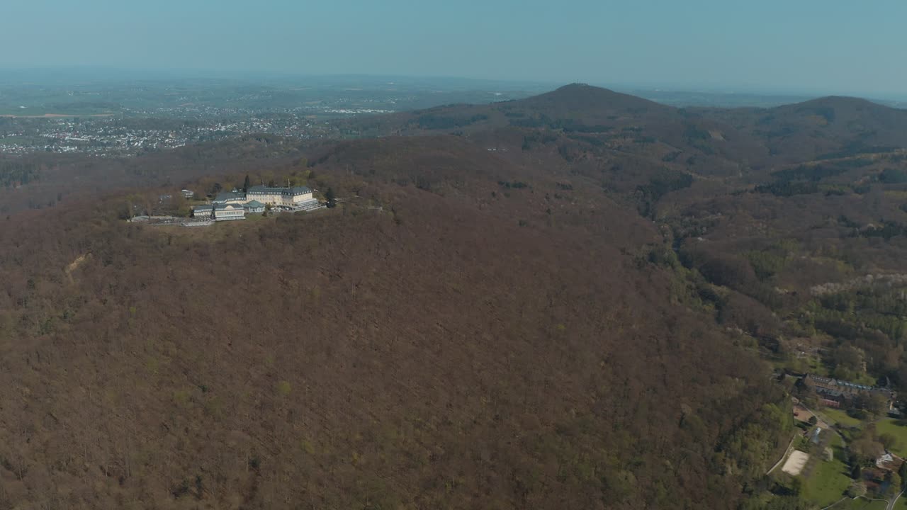 Ripresa con drone del Petersberg vicino a Bonn - Königswinter 4K 30 fps