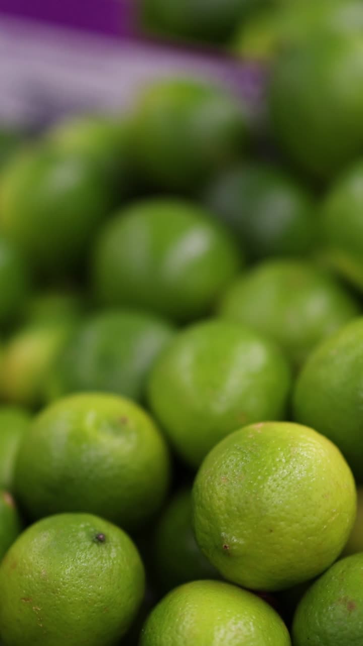 primer plano de limas en cestas en un mercado