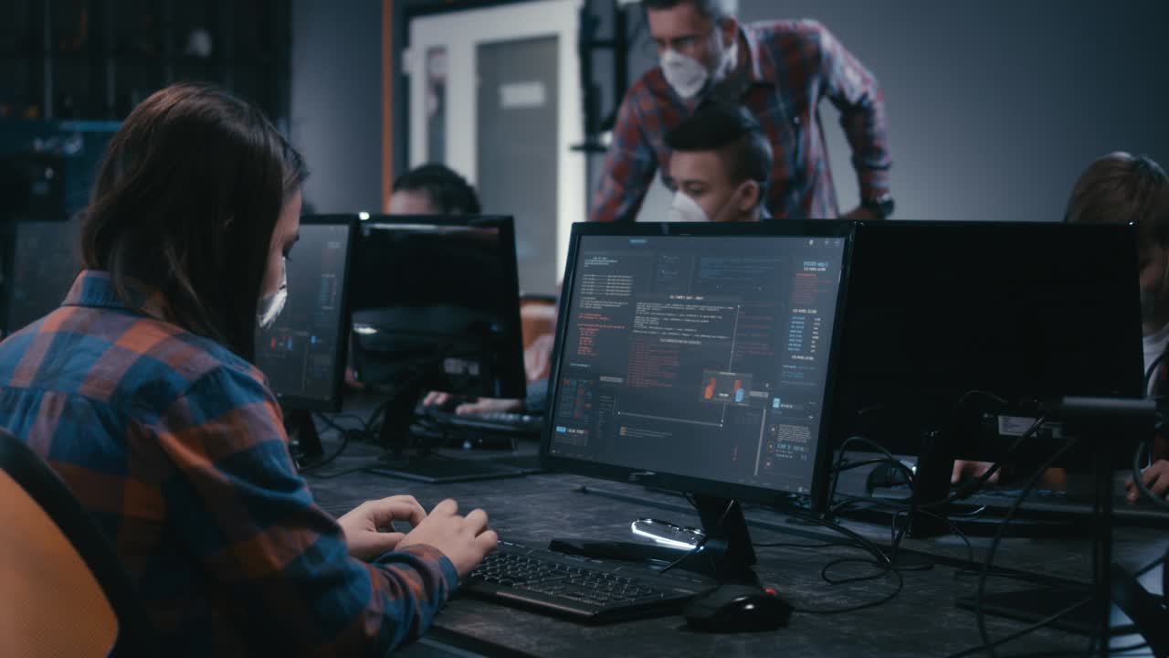 estudiantes que aprenden programación en la escuela