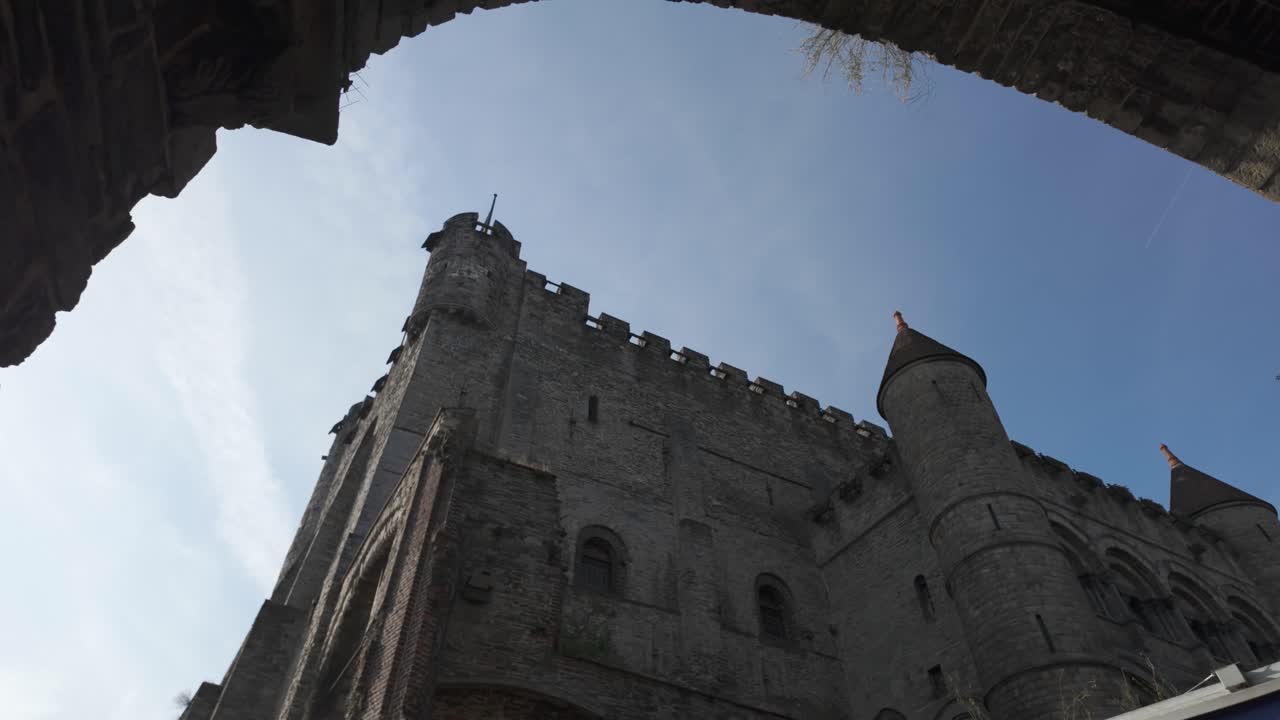 arquitectura medieval del castillo de gravensteen en gante, bélgica, que se eleva majestuosamente contra un cielo azul claro