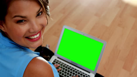 Weibliche-Führungskraft-Benutzt-Laptop,-Während-Sie-Auf-Holzboden-Sitzt-4K