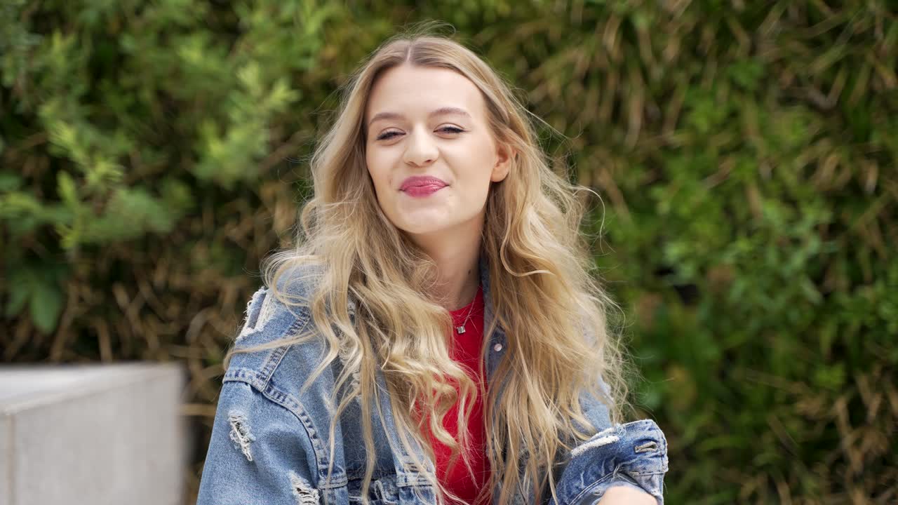 giovane donna all'aperto