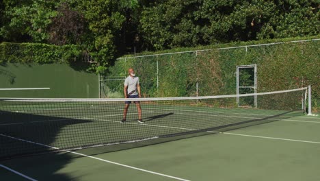 Un-Anciano-Afroamericano-Jugando-Tenis-En-La-Cancha-De-Tenis-En-Un-Día-Soleado