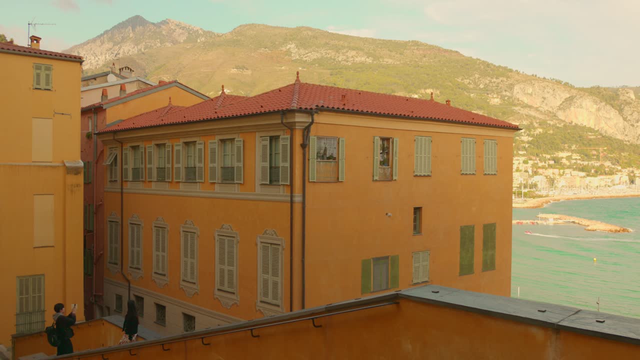 Turistas passeando pela cidade antiga de Menton, França