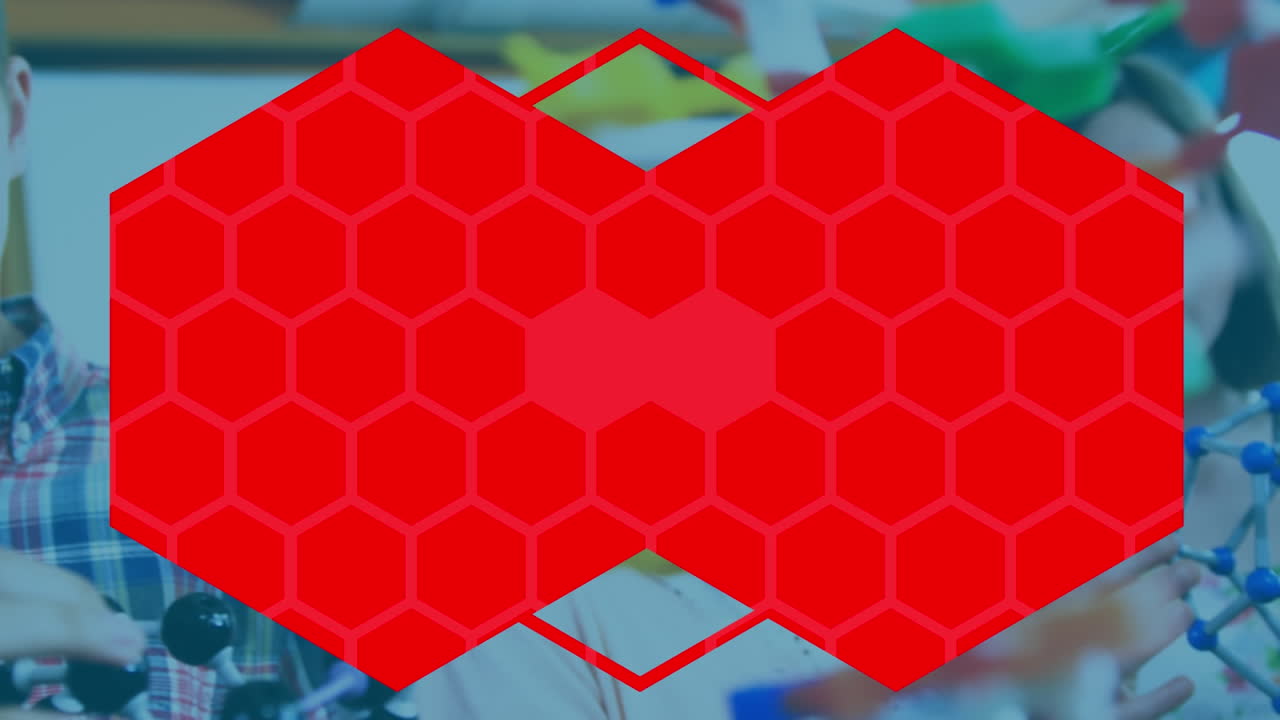 formas hexagonales abstractas contra un niño caucásico tocando el modelo de estructura molecular en el laboratorio