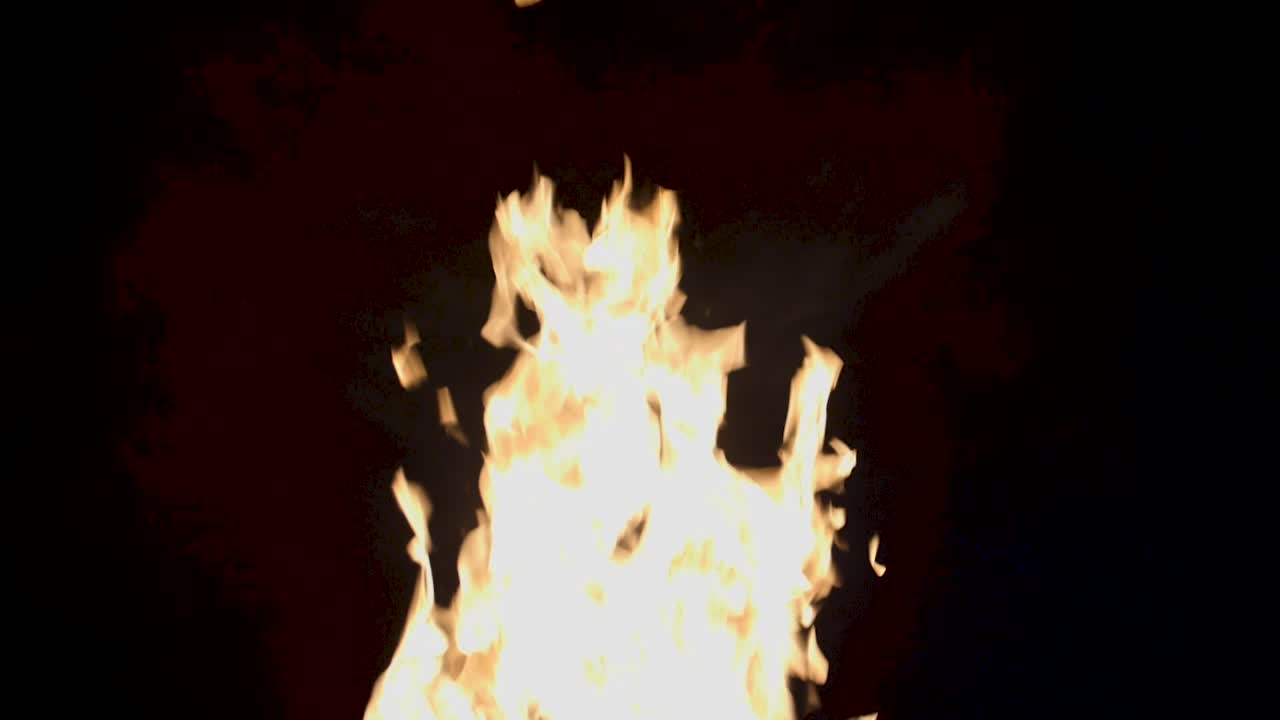 fuego ardiendo por la noche