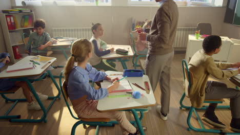 Profesor-Explicando-La-Lección-A-Los-Estudiantes-En-El-Aula.-Niños-Inteligentes-Teniendo-Lección