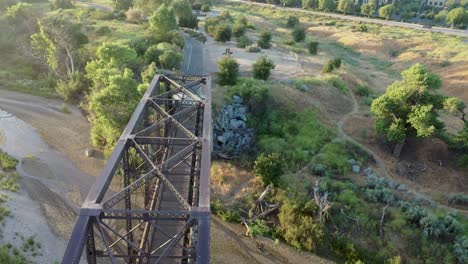 Iron-Horse-Bridge-Trailhead-En-Santa-Clarita,-California