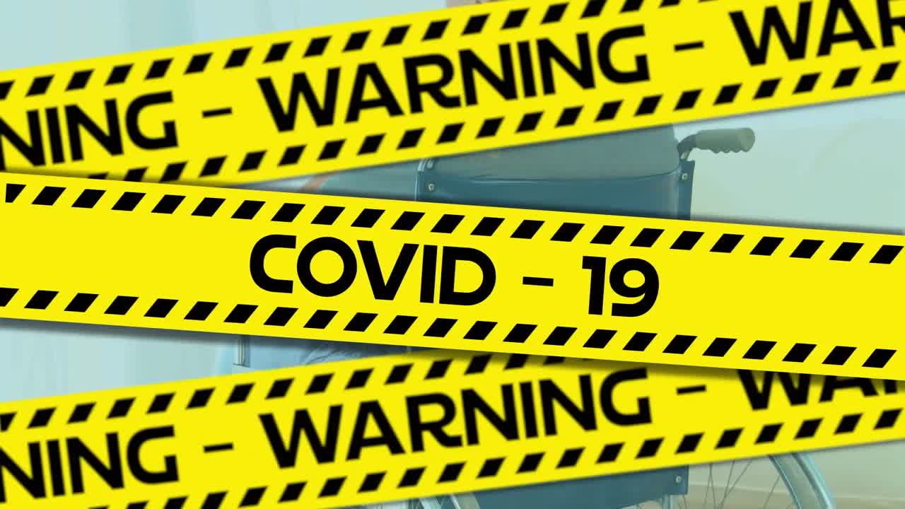 Le parole Avviso e Virus scritte su nastro giallo sopra un uomo anziano. Diffusione del Covid-19.
